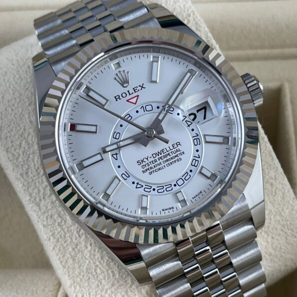 rolex-sky-dweller-326934-jubilee-eu-white-weiss-20-1-900×900-1.jpg