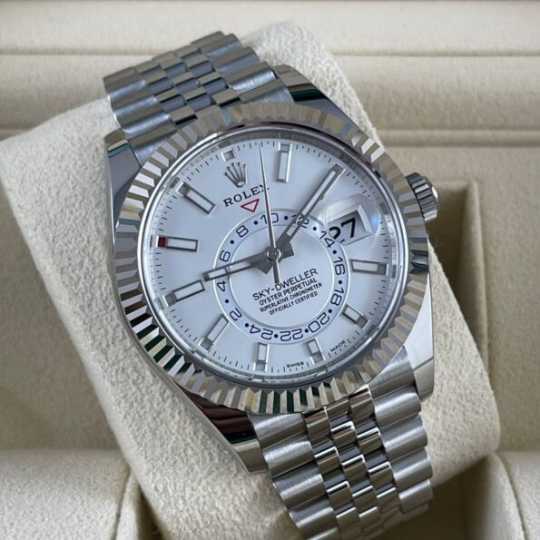 rolex-sky-dweller-326934-jubilee-eu-white-weiss-20-3-900×900-1.jpg